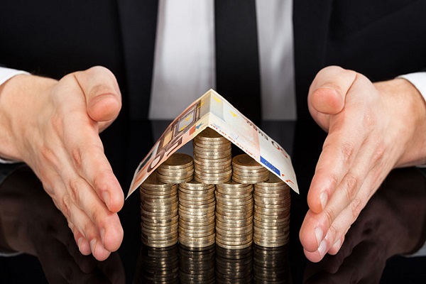 碳酸锂期货飙升与美股集体下跌：产业链复苏与美联储政策影响